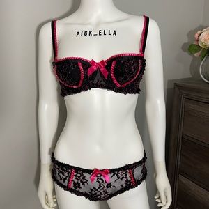 S Vs Victoria’s Secret Vintage Very Sexy lace ruffled Bra/Panty lingerie 2pc Set